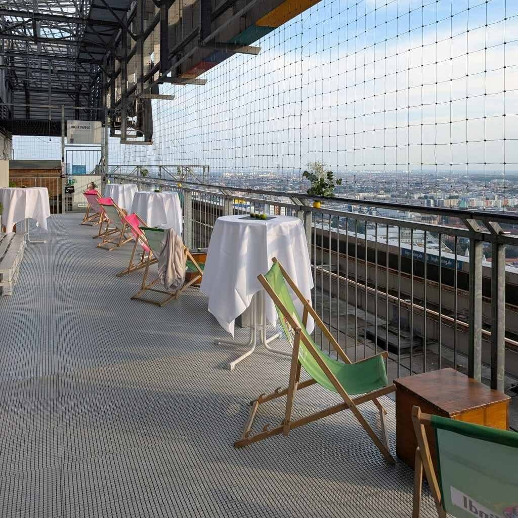 Eventlocation Berlin – Kreatives Teambuilding auf der Dachterrasse im Park Inn mit optionalem High Swing